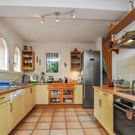 Awesome In Saint-raphael With Wifi 度假居 *