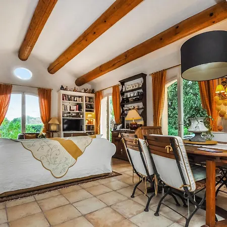 Awesome In Saint-raphael With Wifi * Saint-Raphaël